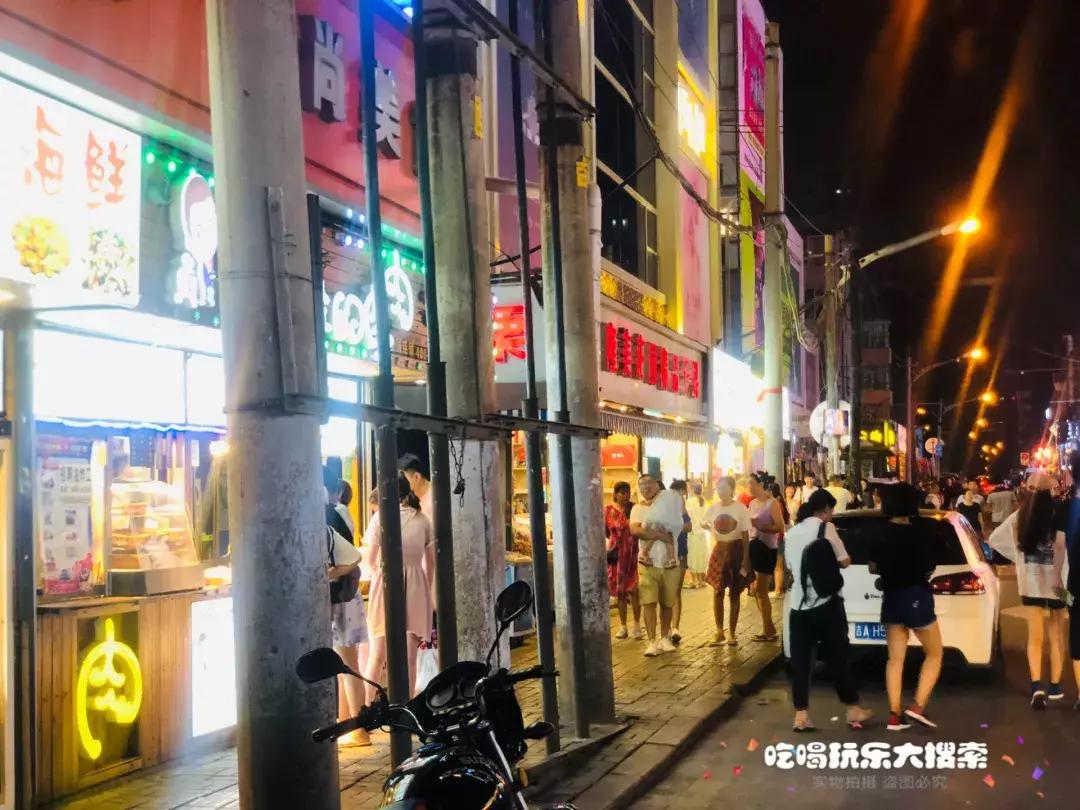 最新网红夜市探秘，夜色狂欢与美食的诱惑